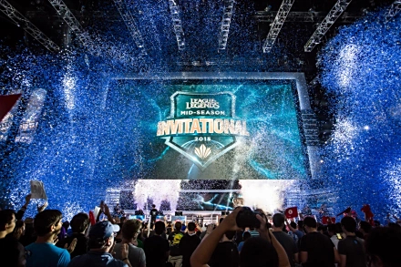 Bin哥粉丝线下突袭引“猪逼事件”，粉丝行为讨论引爆网络热议-火博电竞